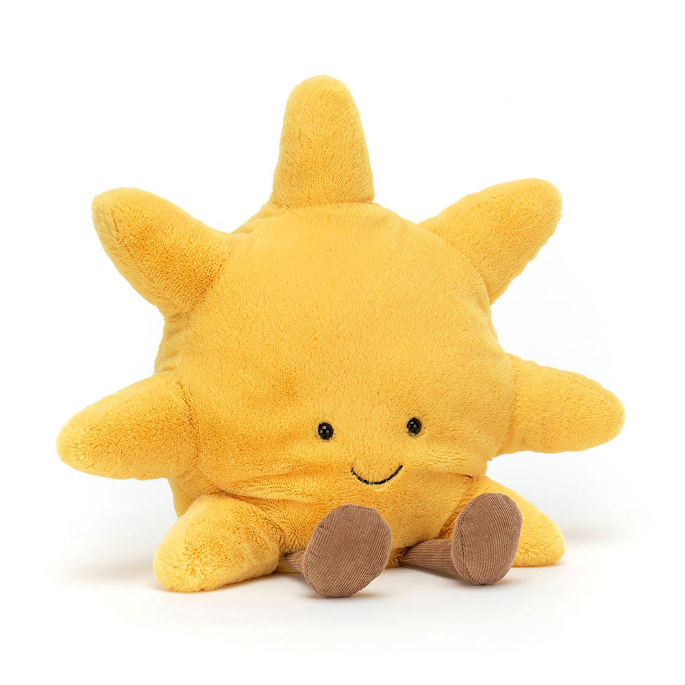 Vorderansicht: Jellycat Amuseables Sun – sitzende gelbe Kuscheltier-Sonne mit lachendem Gesicht, schwarzen Knopfaugen und ausgestreckten braunen Füßchen.