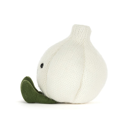 Jellycat Amuseables Garlic Plüsch-Knoblauch sitzend aus Ecru-Strickstoff mit grünen Füßchen von der Seite