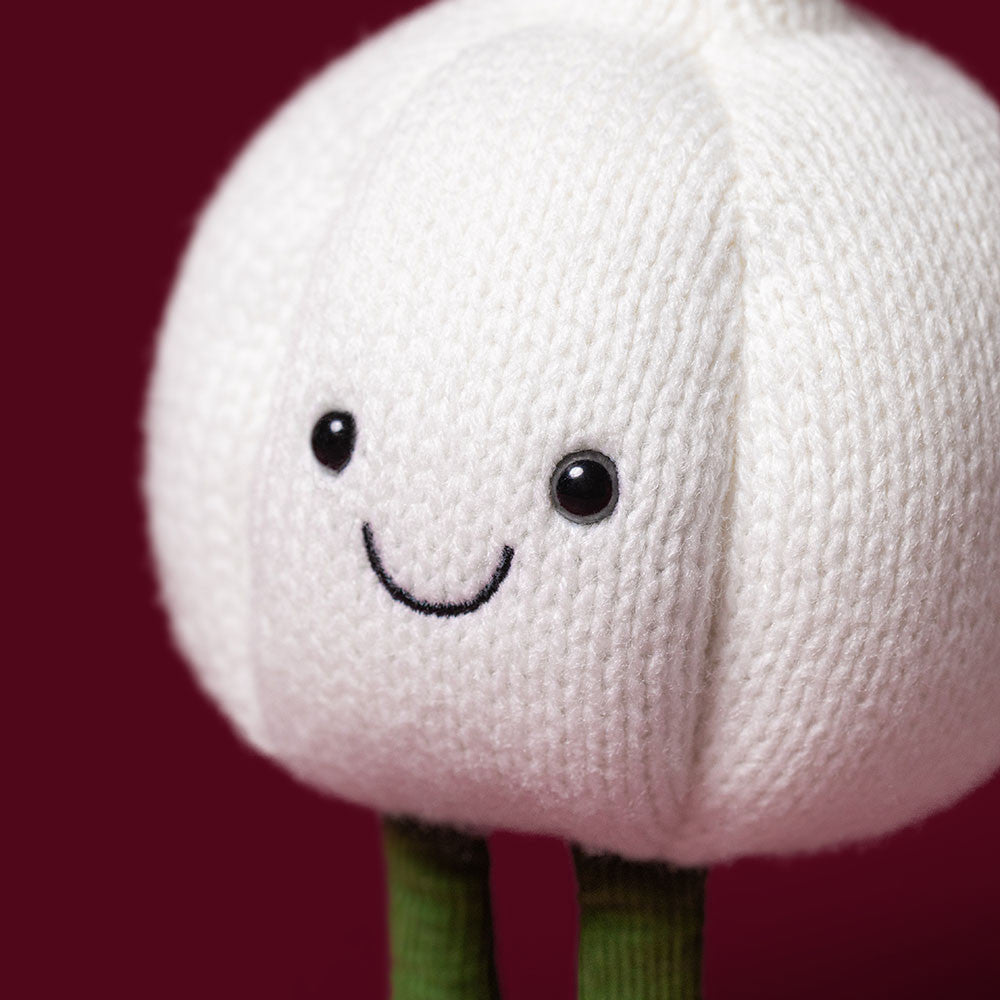 Detailansicht vom Lachgesicht des Jellycat Amuseables Garlic Plüsch-Knoblauchs