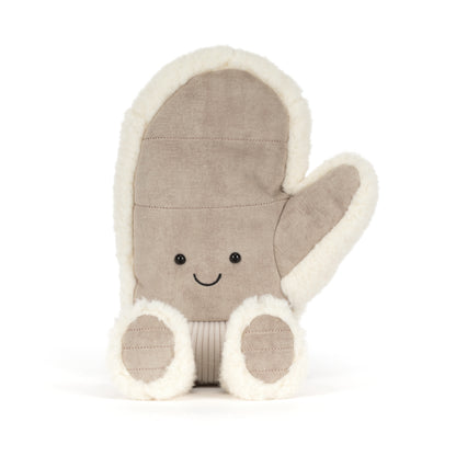 Jellycat Amuseables Fitswell Mitten Fäustling in Beige, sitzend mit kleinen Füßen in Winterboots, flauschigem Rand und lachendem Gesicht von vorne