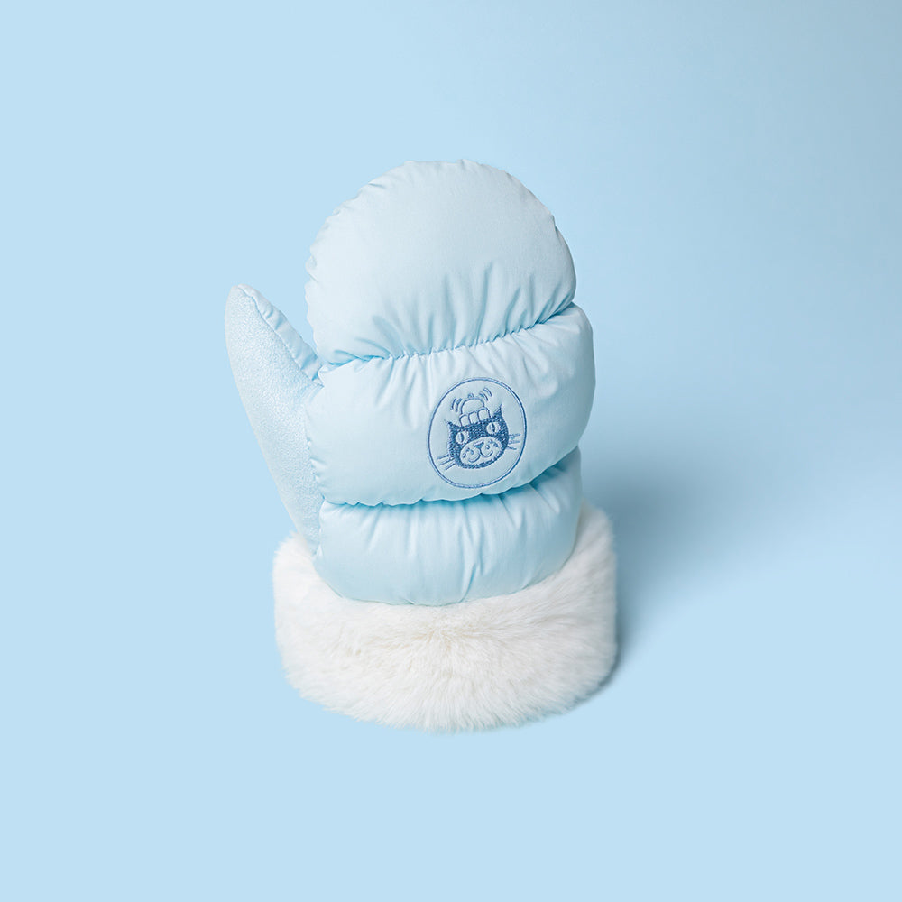 Amuseables Mitten von Jellycat auf blauem Hintergrund.