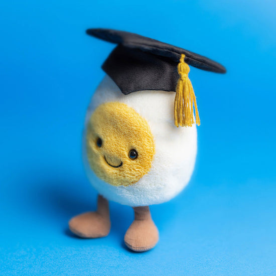 Das gekochte Ei von Jellycat feiert seinen Abschluss. Gebührend mit einem   Doktorhut mit Quaste ist es stolzer Absolvent in Sweetness!