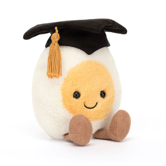 Das gekochte Ei von Jellycat feiert seinen Abschluss. Gebührend mit einem   Doktorhut mit Quaste ist es stolzer Absolvent in Sweetness!