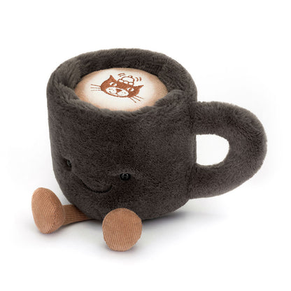 Jellycat Amuseables Coffee Cup – kuschelweiche, dunkelgraue Kaffeetasse mit lächelndem Gesicht und kleinen Beinchen, sitzend von vorne. Mit Jellycat-Logo auf der Oberseite.