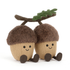 Jellycat Amuseables Ort & Tum Acorns Kuscheltier-Duo mit zwei Eicheln, die an einem Ast mit Blatt hängen, lächelnd und mit baumelnden Füßchen