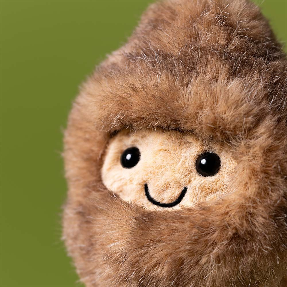 Jellycat Amuseables Peanut Yeti Outfit – flauschige Plüsch-Erdnuss im Yeti-Kostüm mit baumelnden Beinchen und lächelndem Gesicht