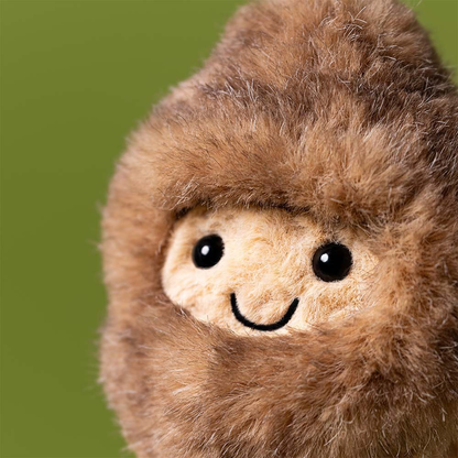 Jellycat Amuseables Peanut Yeti Outfit – flauschige Plüsch-Erdnuss im Yeti-Kostüm mit baumelnden Beinchen und lächelndem Gesicht
