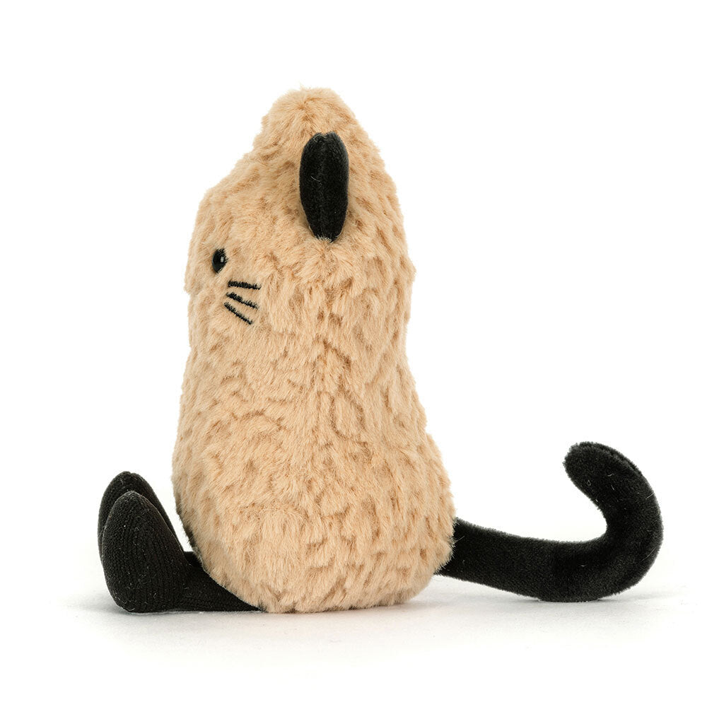 Jellycat Amuseables Peanut Cat Plüschtier von der Seite mit schwarzen Katzenohren, Füßchen und Katzenschwanz