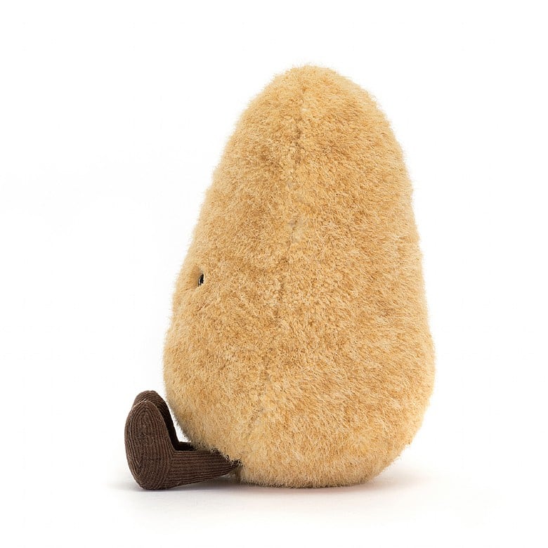 Seitenansicht: Amuseables Graham Potato von Jellycat – sitzende hellbraune Plüschtier-Kartoffel mit kurzen braunen Beinchen und verschmitztem Lächeln.