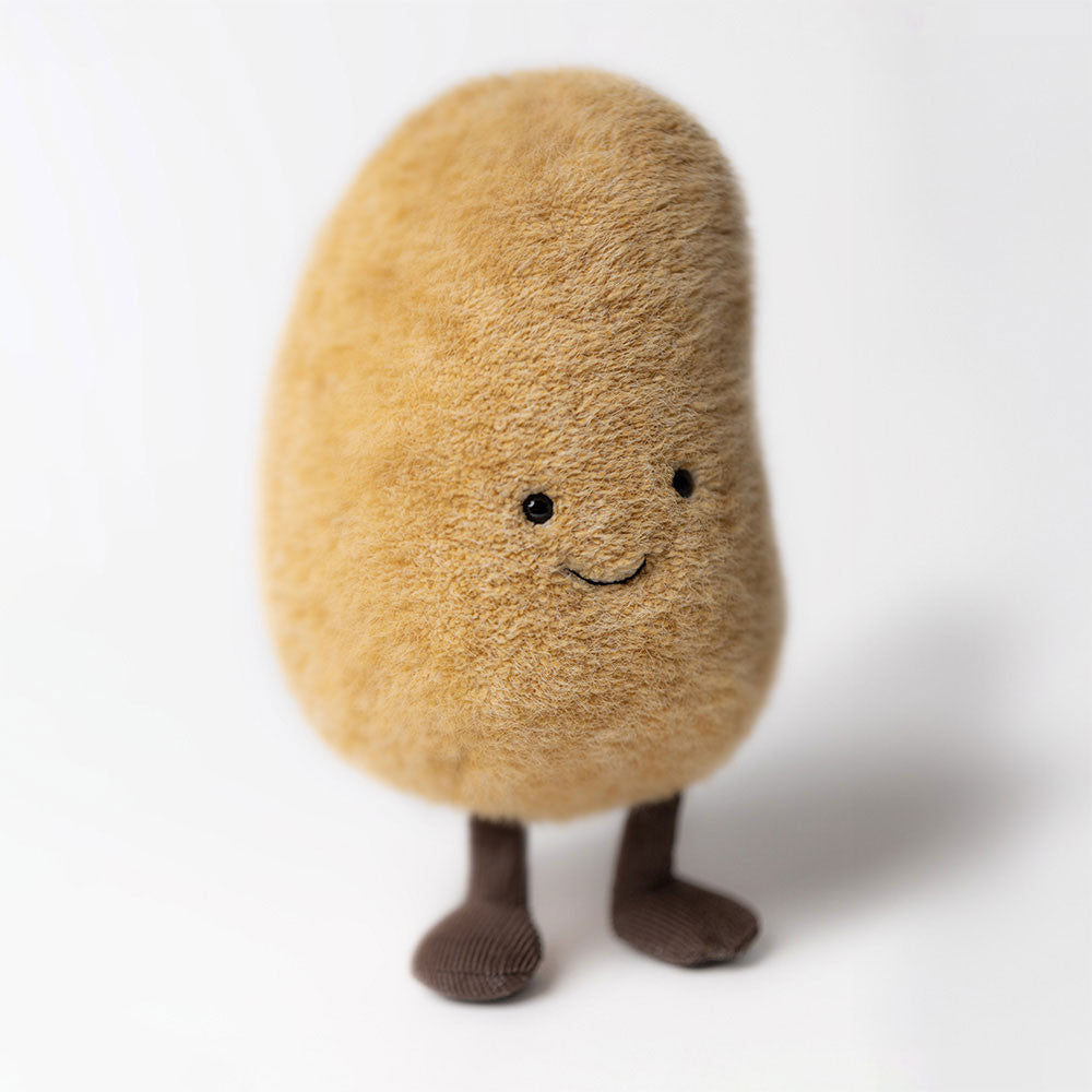 Amuseable Potato von Jellycat. Die lustige Kartoffel hat kurze Beinchen und ein verschmitztes Lächeln.