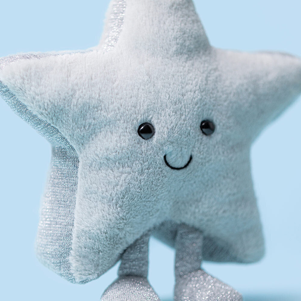 Amuseables Silver Star von Jellycat stehend.