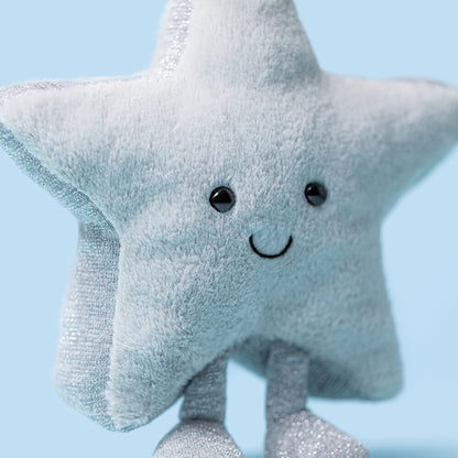 Amuseables Silver Star von Jellycat stehend.