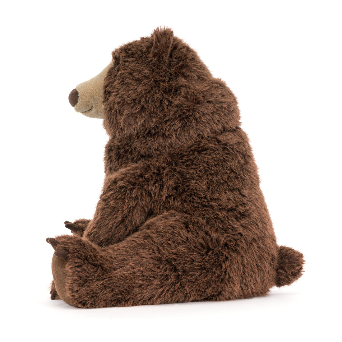 Jellycat Bizzlestomp Bear, großer flauschiger Bär mit großen Tatzen und kleinem Schwanz, sitzend von der Seite