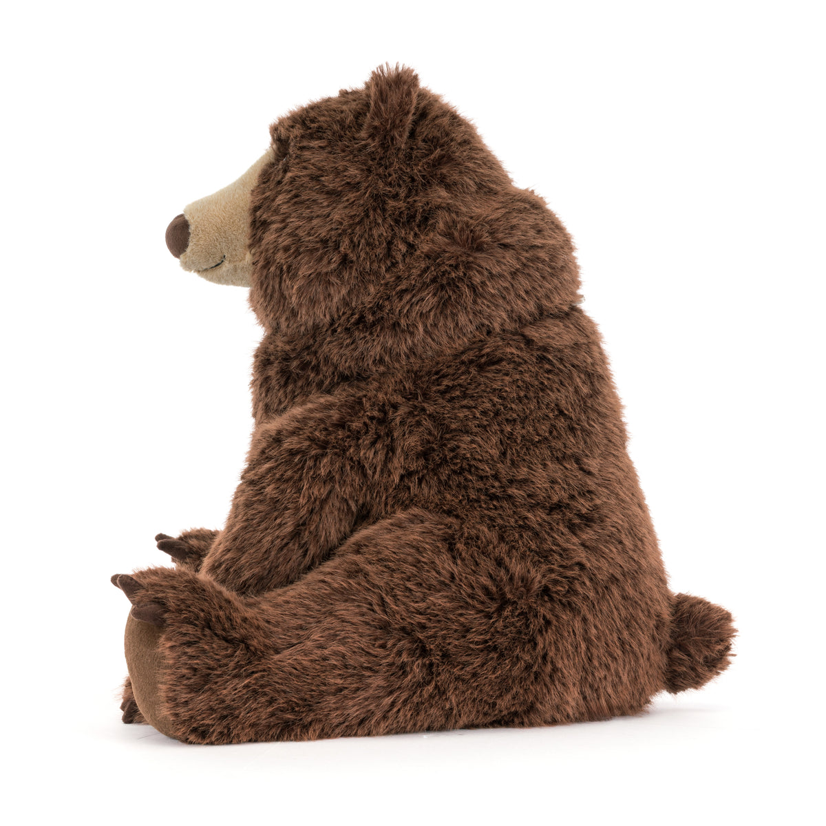Jellycat Bizzlestomp Bear, großer flauschiger Bär mit großen Tatzen und kleinem Schwanz, sitzend von der Seite