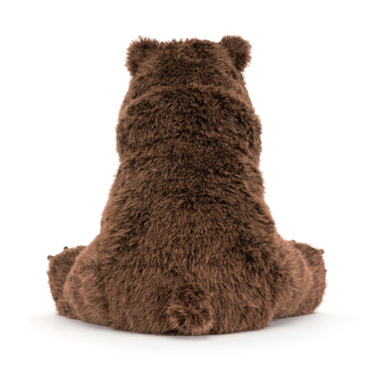 Jellycat Bizzlestomp Bear, großer flauschiger Bär mit großen Tatzen und kleinem Schwanz, sitzend von hinten