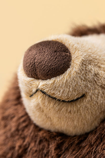 Jellycat Bizzlestomp Bear – Detailansicht der flauschigen beigen Schnauze und des freundlichen Gesichts