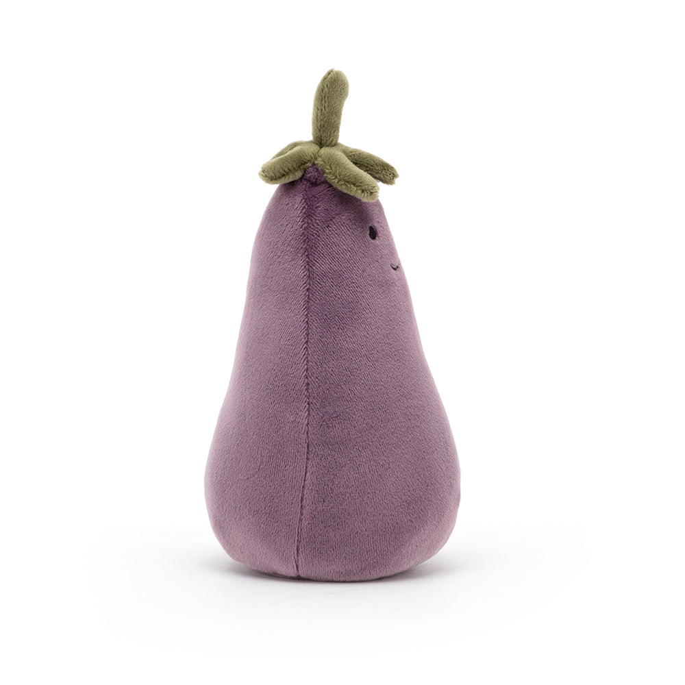 Seitenansicht: Jellycat Amuseables Aubergine – lila Kuscheltier-Aubergine mit lachendem Gesicht, schwarzen Knopfaugen und grünem Blätterkranz am oberen Ende.