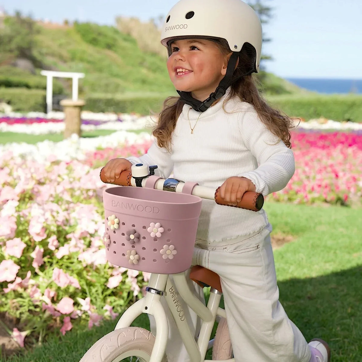 BANWOOD PIN &amp; RIDE Korb in Dusty 
Rose mit Pins am Laufrad befestigt