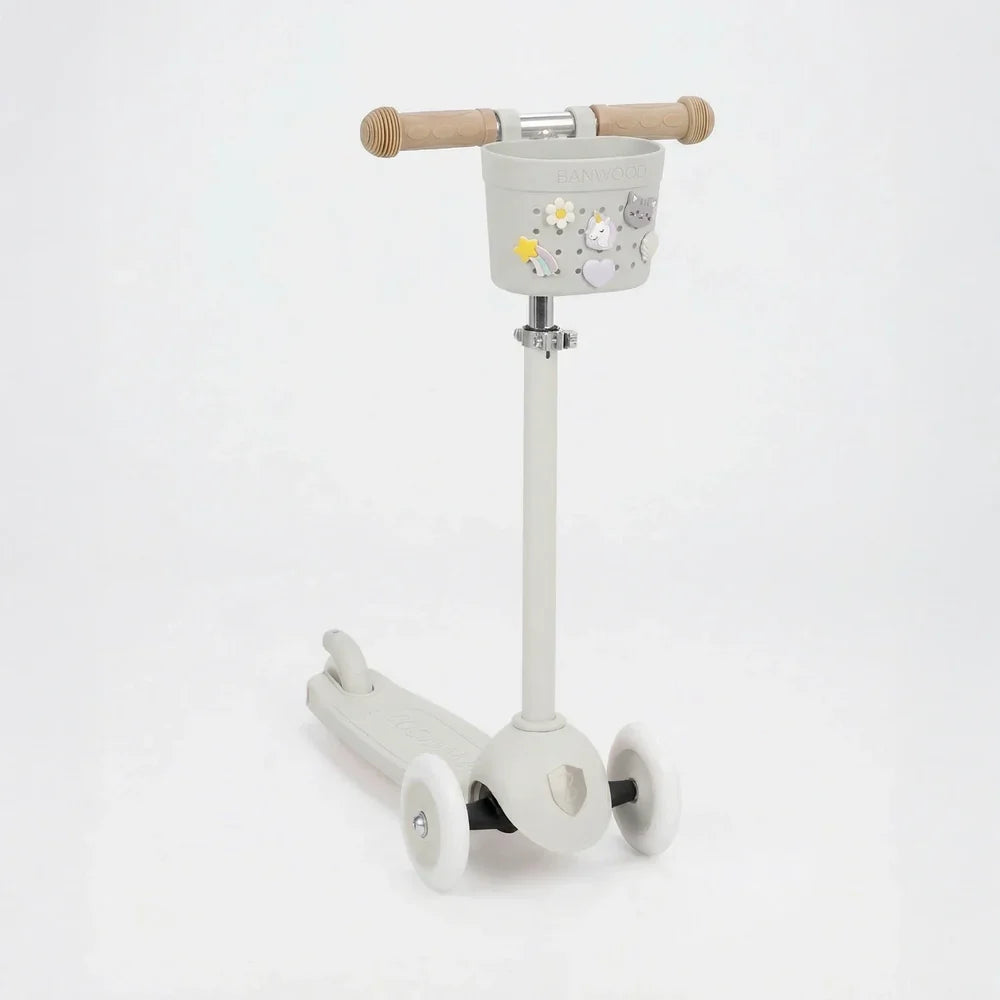 BANWOOD PIN &amp; RIDE Korb in Ivory mit Pins am Scooter befestigt