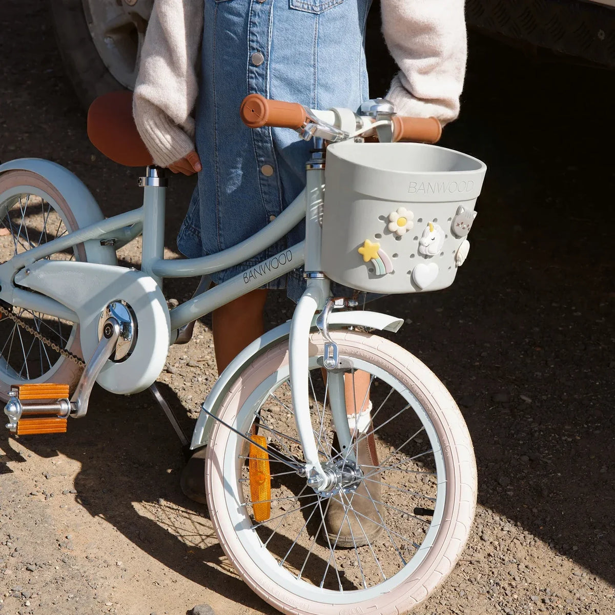 BANWOOD PIN &amp; RIDE Korb in Ivory mit Pins am Fahrrad befestigt