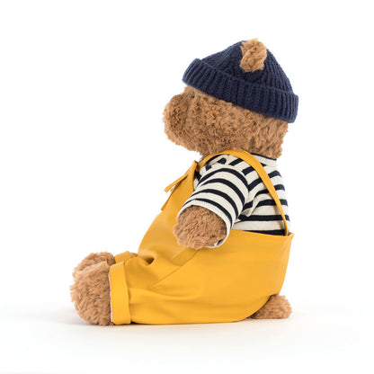 Jellycat Bartholomew Bear im Seefahrer Outfit mit Mütze und gestreiftem Shirt als Kuschelteddy