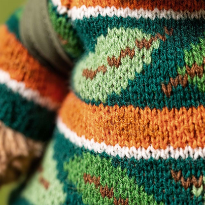 Jellycat Bartholomew Bear im Wander-Outfit mit grüner Cargohose Strickpullover und Rucksack zum Reinschlüpfen