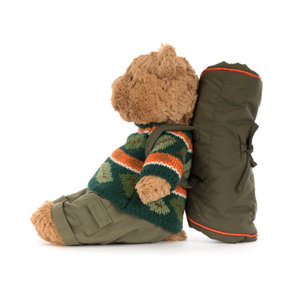 Jellycat Bartholomew Bear im Wander-Outfit mit grüner Cargohose Strickpullover und Rucksack zum Reinschlüpfen
