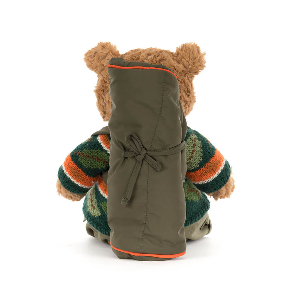 Jellycat Bartholomew Bear im Wander-Outfit mit grüner Cargohose Strickpullover und Rucksack zum Reinschlüpfen