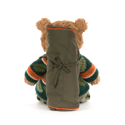 Jellycat Bartholomew Bear im Wander-Outfit mit grüner Cargohose Strickpullover und Rucksack zum Reinschlüpfen