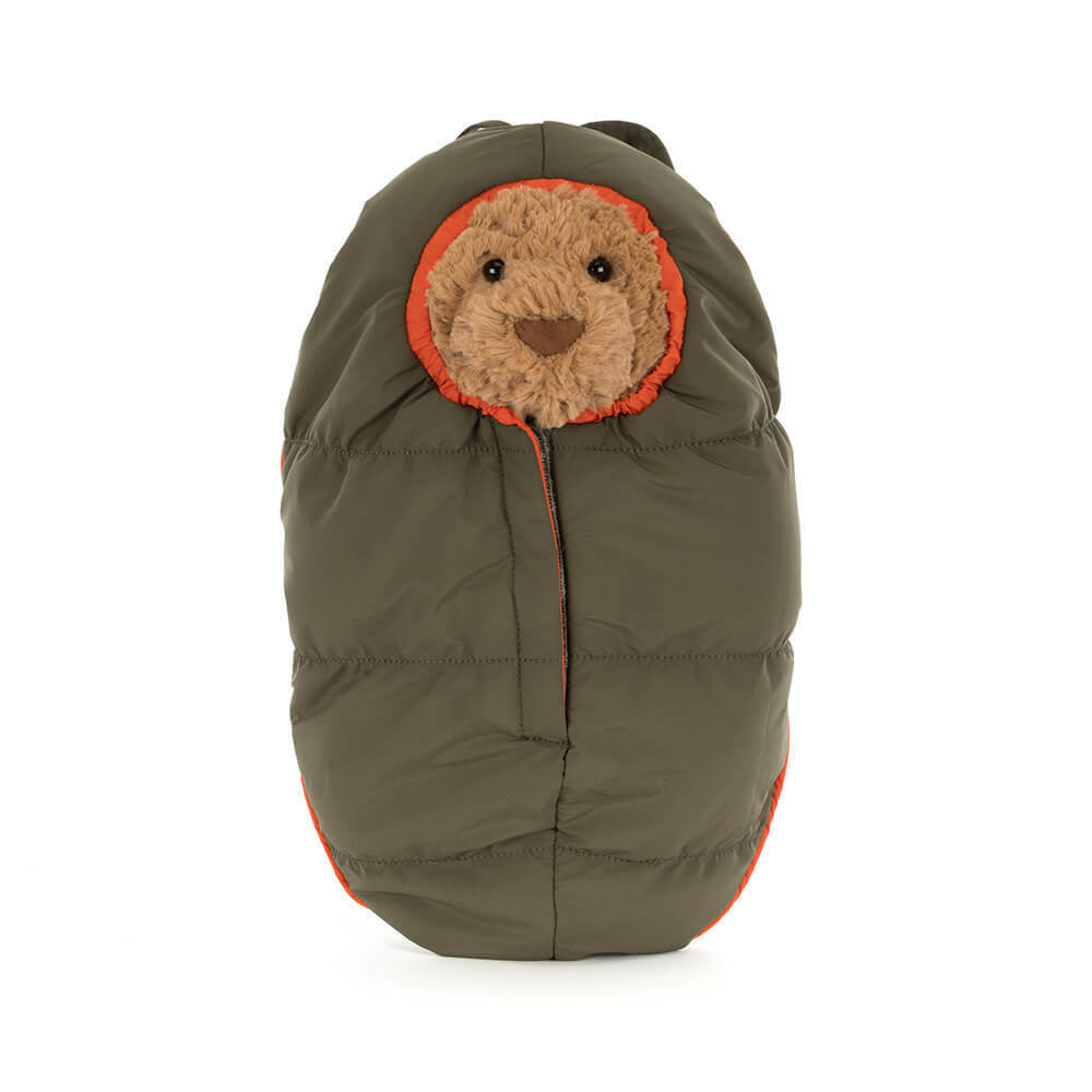 Jellycat Bartholomew Bear im Wander-Outfit mit grüner Cargohose Strickpullover und Rucksack zum Reinschlüpfen