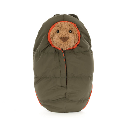 Jellycat Bartholomew Bear im Wander-Outfit mit grüner Cargohose Strickpullover und Rucksack zum Reinschlüpfen