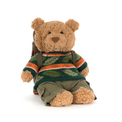 Jellycat Bartholomew Bear im Wander-Outfit mit grüner Cargohose Strickpullover und Rucksack zum Reinschlüpfen