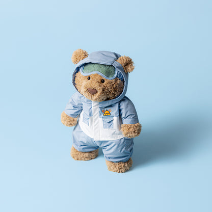 Ganzkörperansicht stehend Bartholomew Bear Snow Suit von Jellycat.