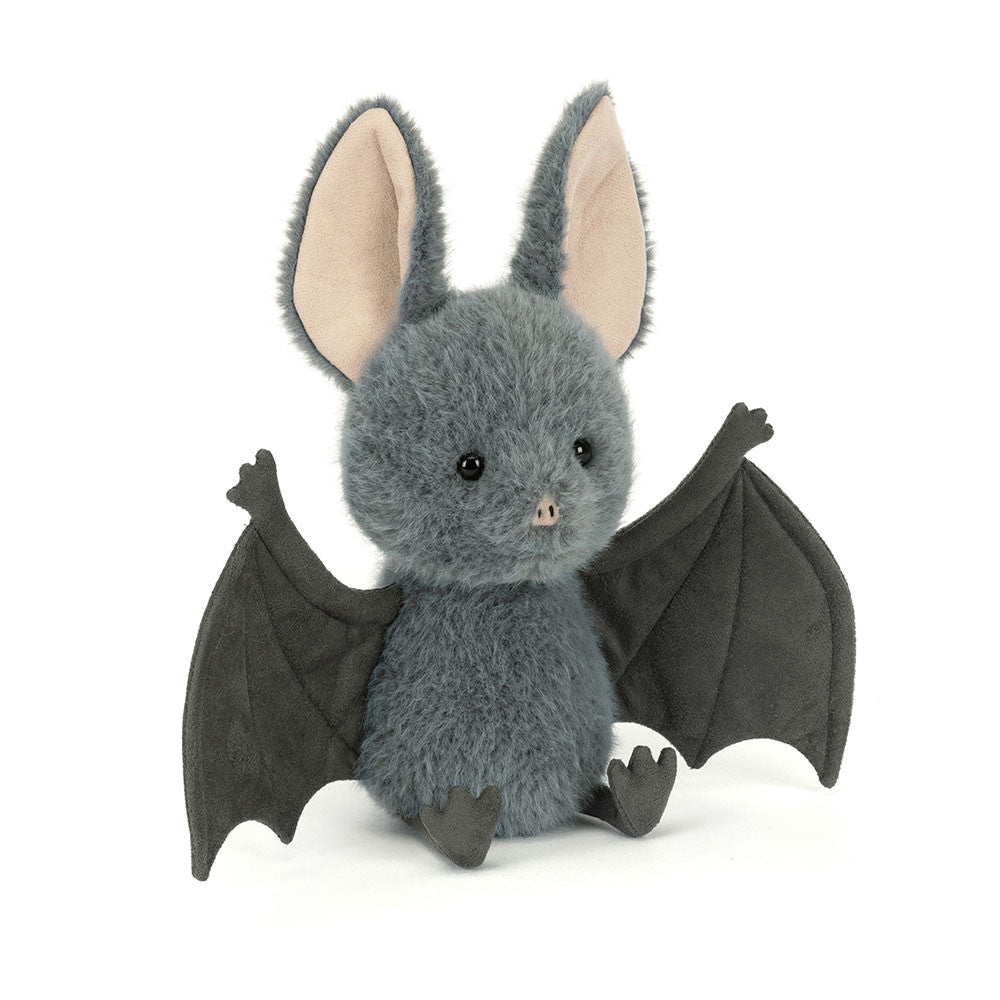 Jellycat Broox Bat Plüschtier aus der Halloween-Kollektion von vorne, grau mit ausgebreiteten Flügeln, großen Ohren und putzigem Gesicht