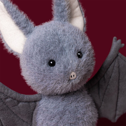 Detailansicht vom putzigen Gesicht des Jellycat Broox Bat mit großen Fledermausohren