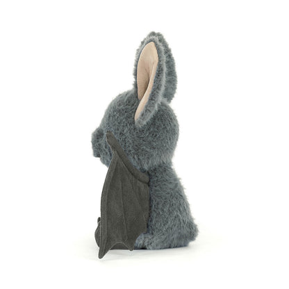 Jellycat Broox Bat Plüschtier von der Seite mit grauem Plüsch, großen Fledermausohren und ausgebreiteten Flügeln