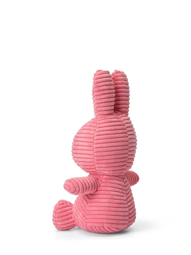 Miffy ECO Corduroy aus Cord in der Farbe Bubblegum Pink, 23 cm – sitzend von schräg hinten