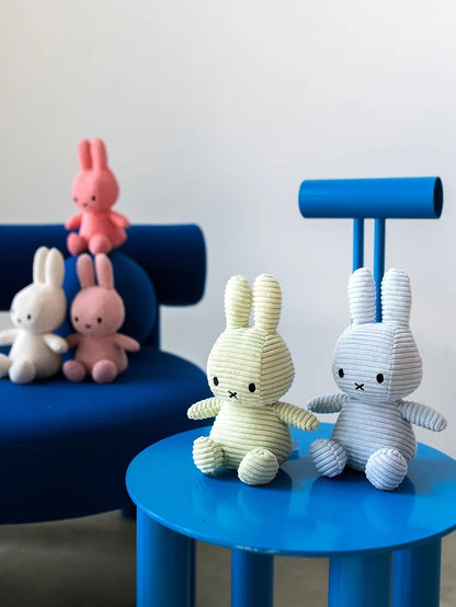 Abgebildet sind mehrere Miffy ECO Corduroy aus Cord in, 23 cm – sitzend in verschiedenen Farben