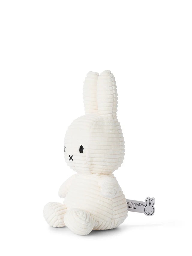Miffy Corduroy ECO von Bon Ton Toys in weißem Cord, 23 cm – sitzend von der Seite
