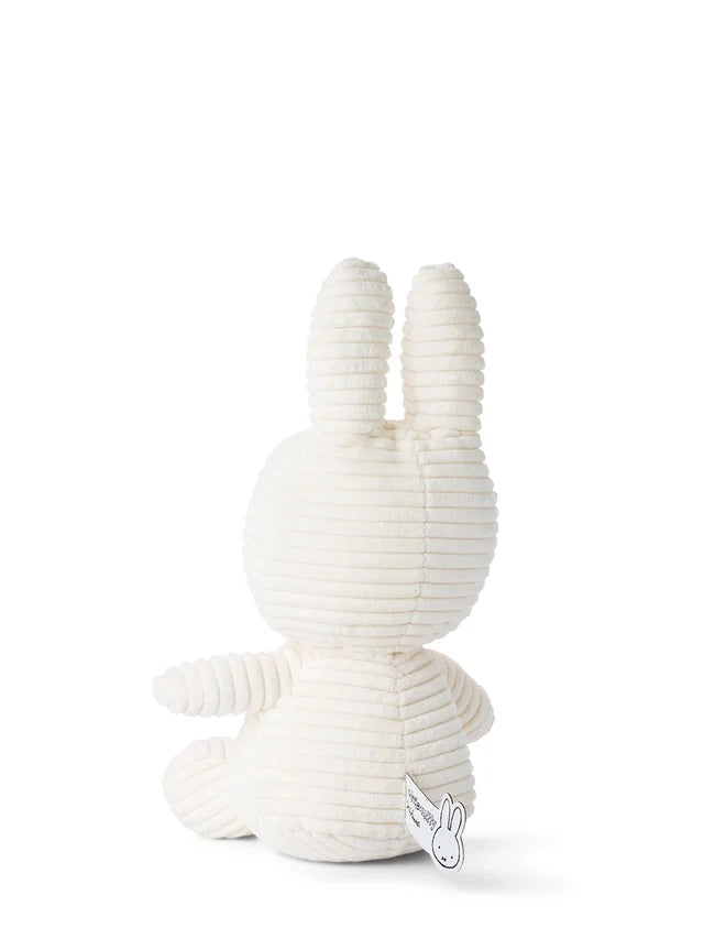 Miffy Corduroy ECO von Bon Ton Toys in weißem Cord, 23 cm – sitzend von hinten