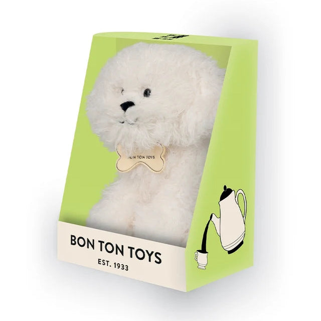 Kleiner weißer Reginald Plüschhund von BON TON TOYS sitzt in Geschenkbox