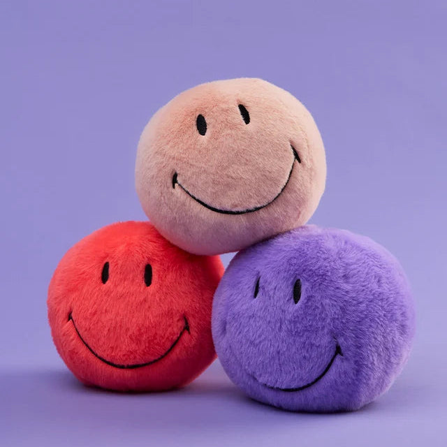 Mehrere Smiley ECO Fuzzy Plüsch-Smileys von Bon Ton Toys in verschiedenen Farben