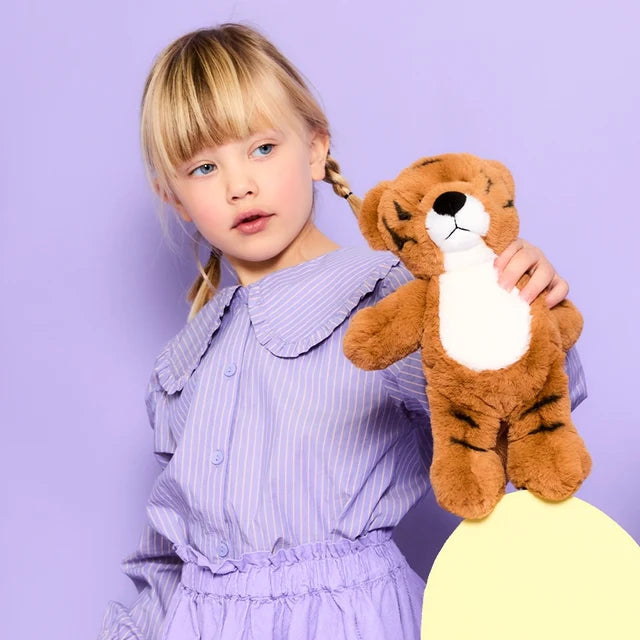 Mädchen spielt mit WWF ECO Timmy Tiger Plüschtier in typischen Tigerfarben 