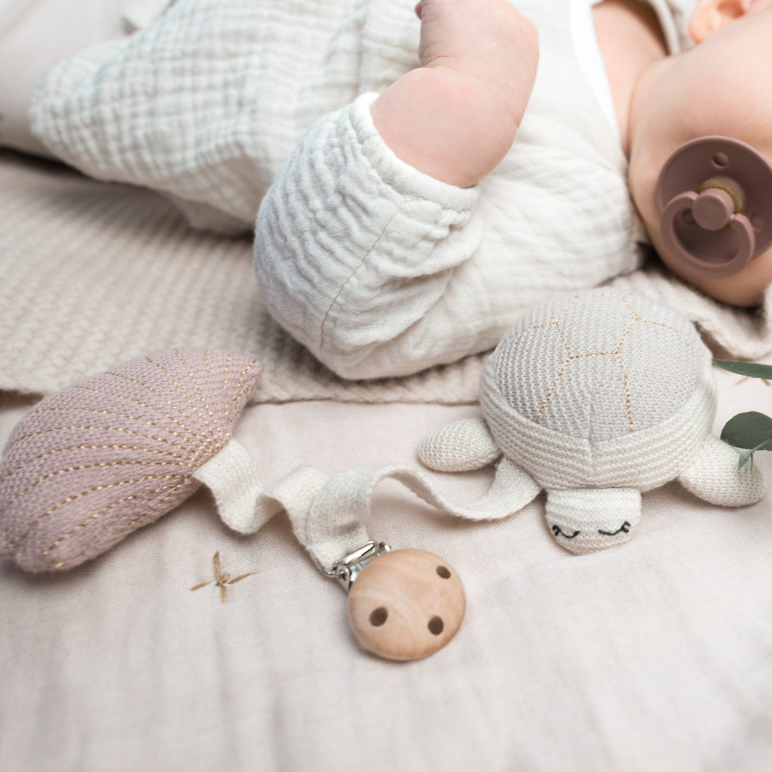 Kinderwagenanhänger Tily die Meeresschildkröte von Baby Bello. Sie hat ein kleines Glöckchen im Bauch und macht leise Geräusche bei Bewegung.