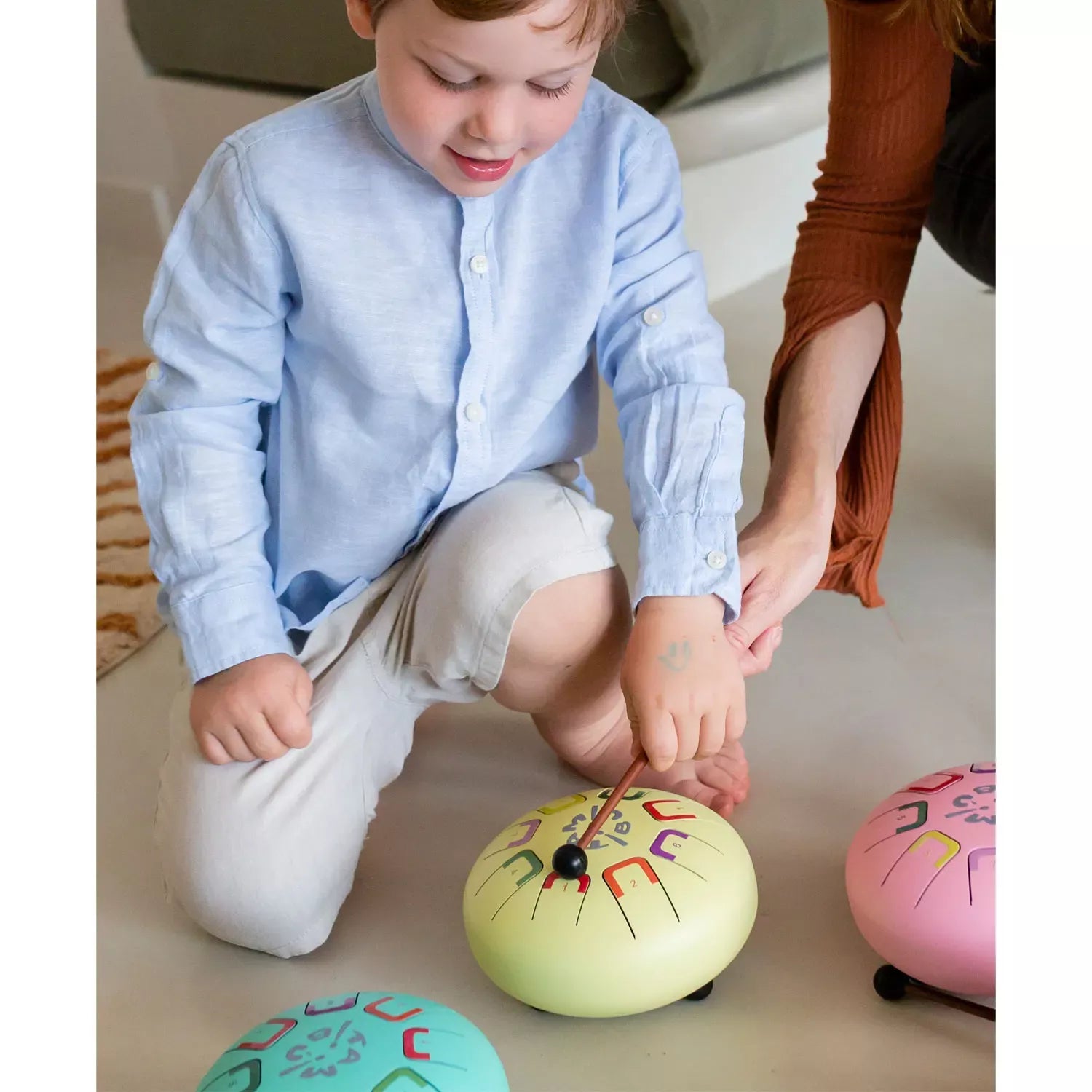 Das Baby Tambu von juegaconmigo mit Aufbewahrungstasche, Trommelstöcken, Trommelstockhalter und Notenbuch zum Aufstellen. 