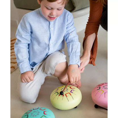 Das Baby Tambu von juegaconmigo mit Aufbewahrungstasche, Trommelstöcken, Trommelstockhalter und Notenbuch zum Aufstellen. 