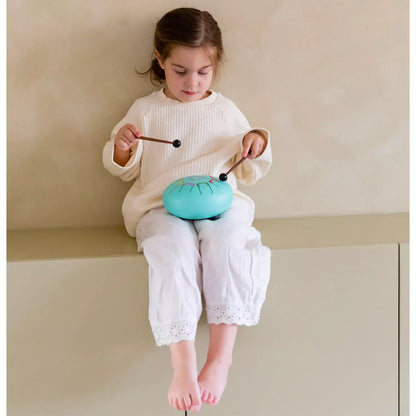 Das Baby Tambu von juegaconmigo mit Aufbewahrungstasche, Trommelstöcken, Trommelstockhalter und Notenbuch zum Aufstellen. 