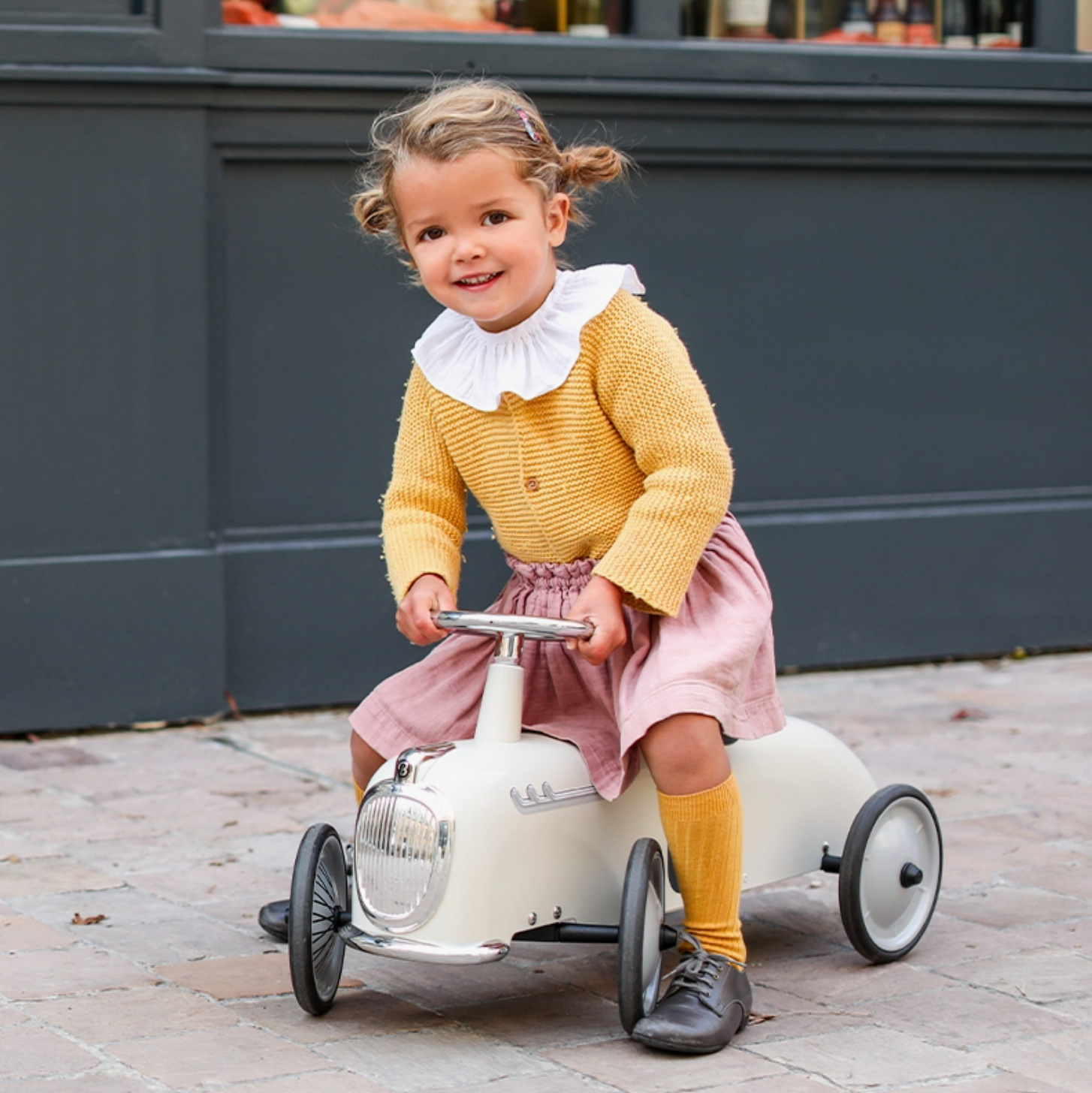 Modellfoto Mädchen auf dem Roadster von Baghera.