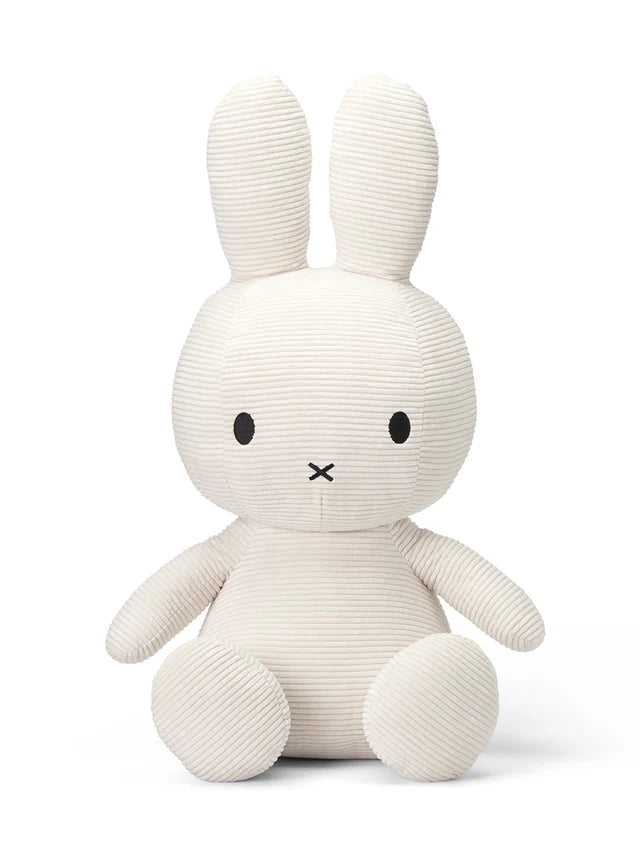 Miffy ECO Corduroy XXL von Bon Ton Toys in Offwhite, 70 cm großer Kuschelhase aus weichem Cordstoff auf weißem Hintergrund.