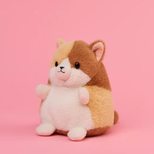 Sally the Calico ECO Plüschkatze 12 cm in Beige, Braun und Mehrfarbig mit weißem Bauch und weißer Schnauze – sitzend von schräg vorne